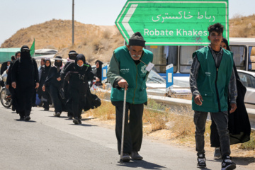 Peregrinos caminan hacia Mashhad para conmemorar el aniversario del martirio del Imam Reza (P))