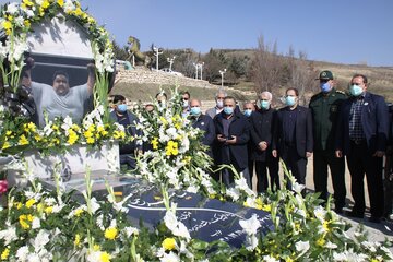 مزار "سیامند رحمان" گلباران شد