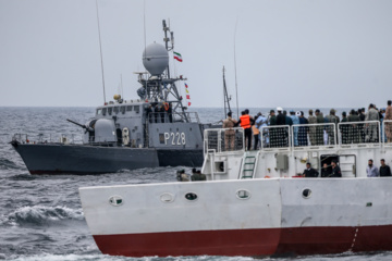 La parade des navires de surface et sous-marins, des frégates, des navires lance-missiles, des navires de transport et des sous-marins a eu lieu, ce mardi 25 février 2025, lors du dernier jour de l'exercice militaire conjoint 1403, en présence du général de brigade Seyyed Abdolrahim Mousavi, commandant en chef de l'Armée, et du vice-amiral Habibollah Sayyari, chef d'état-major et vice-coordonnateur de l'Armée, dans la mer d'Oman.