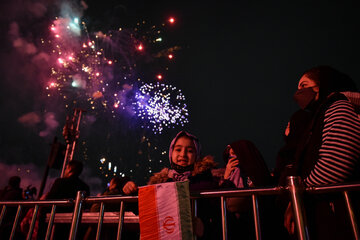 le feu d’artifice du 22 bahman sur la tour Azadi de Téhéran 