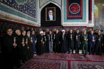 La cérémonie de commémoration du triste anniversaire du martyre de l'Imam Ali Ibn Mussa al-Reza (béni soit-il) a eu lieu mardi soir (3 septembre 2024) à Machhad en présence des serviteurs, des pèlerins et des personnes en deuil du 8ème Imam, l'Imam Reza, (Que le Salut de Dieu soit sur lui et sur sa descendance), à la Cour du Grand Prophète de son saint sanctuaire au nord-est de l’Iran. Photo : Mohsen Bakhshandeh