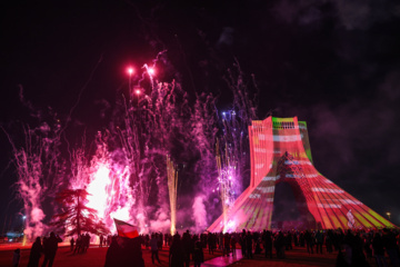 La tour Azadi de Téhéran brille à l'occasion de l'anniversaire de la révolution islamique