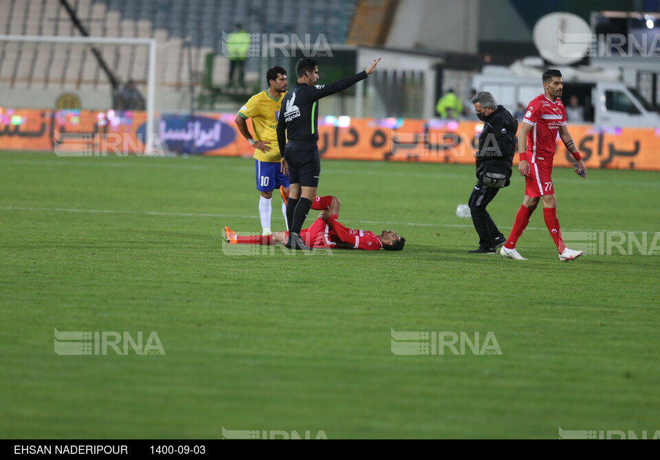 دیدار تیم های فوتبال پرسپولیس و صنعت نفت آبادان