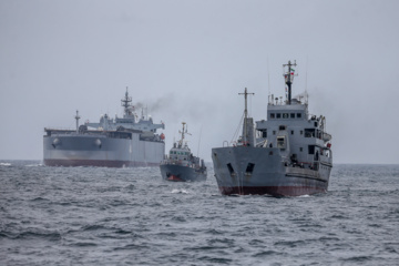 La parade des navires de surface et sous-marins, des frégates, des navires lance-missiles, des navires de transport et des sous-marins a eu lieu, ce mardi 25 février 2025, lors du dernier jour de l'exercice militaire conjoint 1403, en présence du général de brigade Seyyed Abdolrahim Mousavi, commandant en chef de l'Armée, et du vice-amiral Habibollah Sayyari, chef d'état-major et vice-coordonnateur de l'Armée, dans la mer d'Oman.