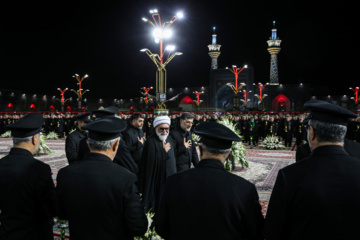 La cérémonie de commémoration du triste anniversaire du martyre de l'Imam Ali Ibn Mussa al-Reza (béni soit-il) a eu lieu mardi soir (3 septembre 2024) à Machhad en présence des serviteurs, des pèlerins et des personnes en deuil du 8ème Imam, l'Imam Reza, (Que le Salut de Dieu soit sur lui et sur sa descendance), à la Cour du Grand Prophète de son saint sanctuaire au nord-est de l’Iran. Photo : Mohsen Bakhshandeh