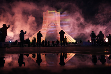 La tour Azadi de Téhéran brille à l'occasion de l'anniversaire de la révolution islamique