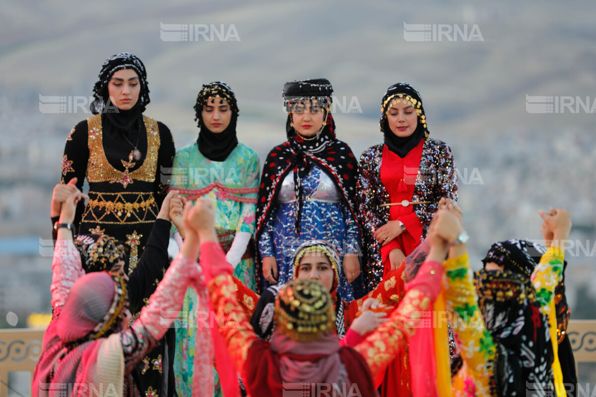 دختران سنندجی با پوشش محلی استان کردستان