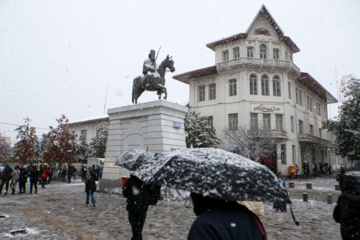 Iran : chutes de neige d’automne à Rasht au nord