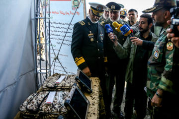 
Des véhicules tactiques, des drones et des systèmes de surveillance audio rejoignent les forces terrestres de l'armée iranienne
