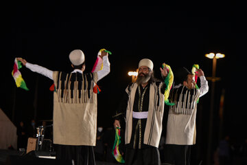 le feu d’artifice du 22 bahman sur la tour Azadi de Téhéran 