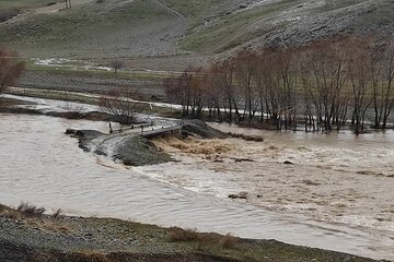 جاری شدن سیل در بالادست سد مهاباد