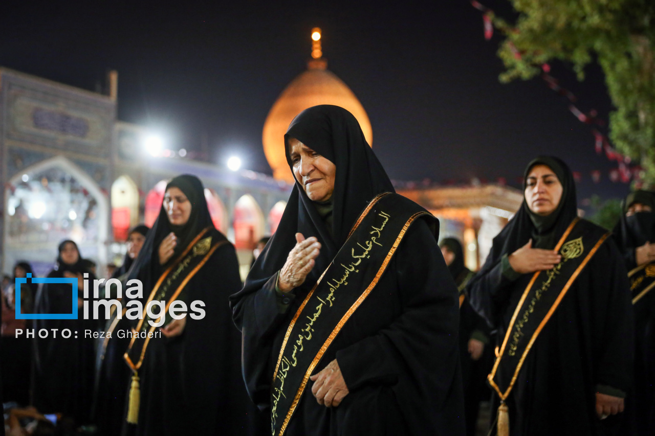 آیین لاله گردانی خادمان حرم شاهچراغ در شهادت امام رضا (ع)