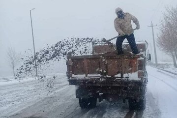 برف‌روبی معابر شهر میاندوآب توسط عوامل شهرداری