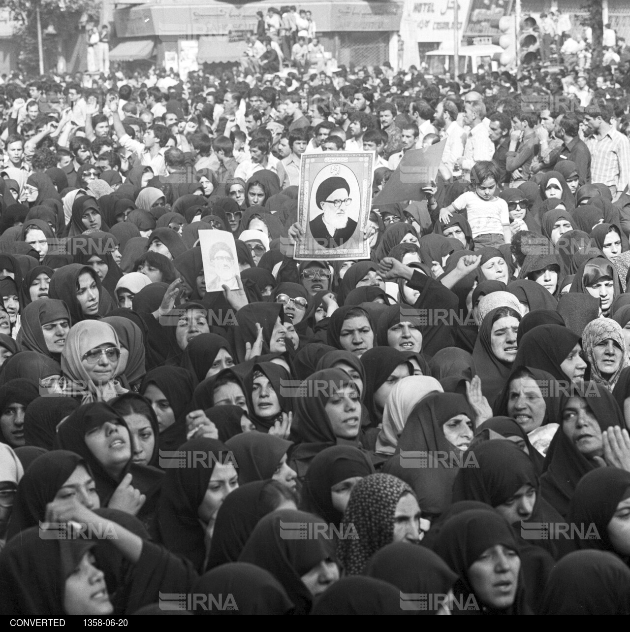 مراسم تشییع پیکر آیت الله طالقانی در دانشگاه تهران