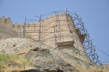 Reconstrucción del castillo Falak ol-Aflak