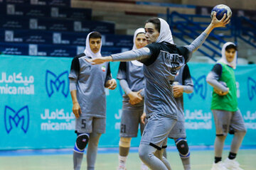 Entrenamiento del equipo femenino iraní de balonmano 
