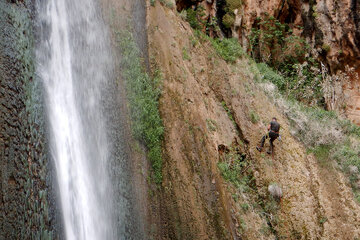 فرود دیواره نوردان کرمانشاهی از آبشار پیران در شهرستان سرپلذهاب
