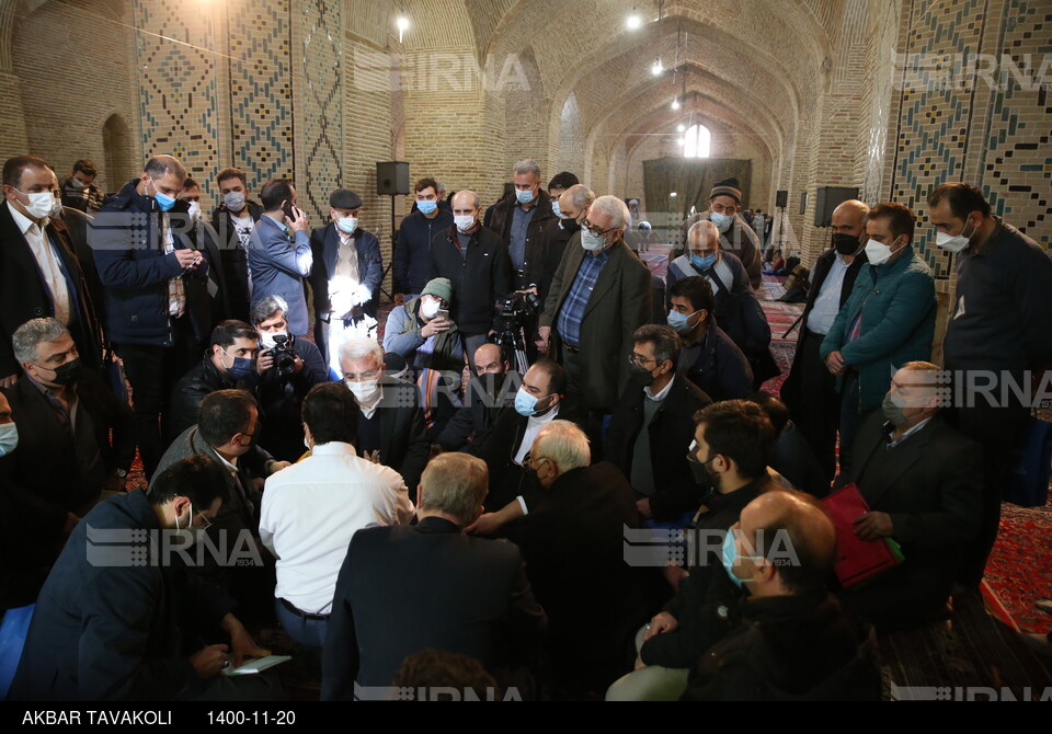 حضور وزیر امور اقتصاد و دارایی در مسجد جامع بازار تهران