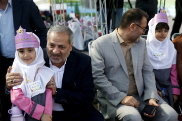 «علیرضا کاظمی» وزیر آموزش و پرورش در مراسم جشن شکوفه ها در دبستان دخترانه امام موسی صدر 