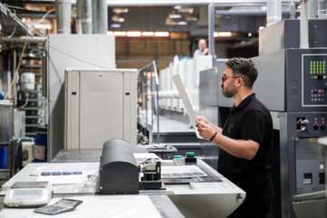 Des journalistes visitent des presses d'imprimerie à Téhéran