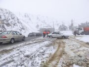 بارش برف و باران برخی از جاده های کردستان را لغزنده کرد