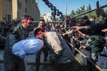 Iran : enterrement des corps de soldats martyrs inconnus à Yazd