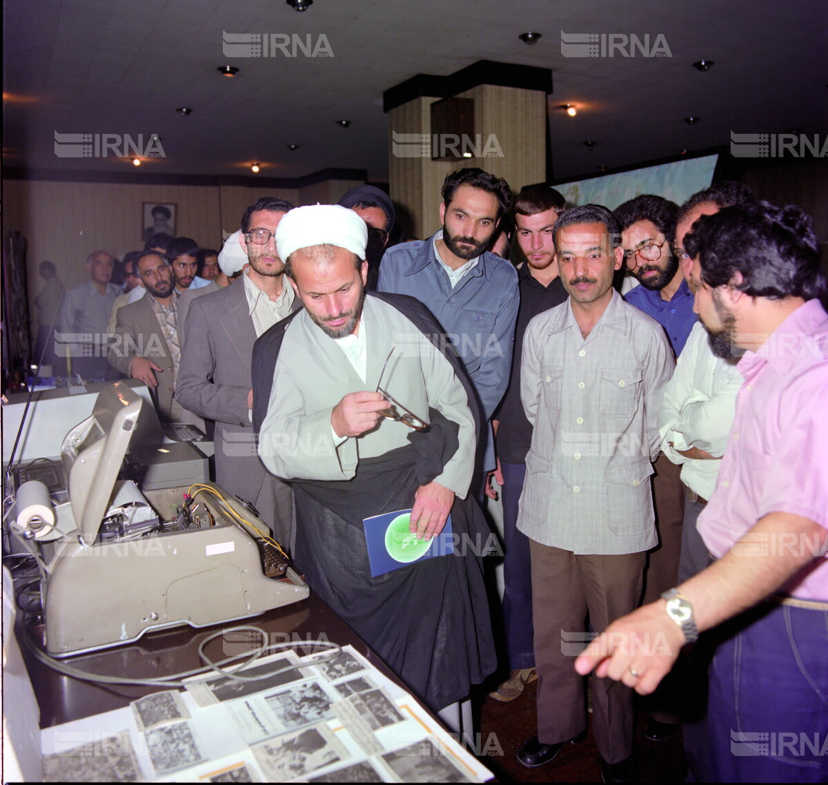 بازدید محمدعلی رجایی نخست وزیر از خبرگزاری پارس (جمهوری اسلامی)
