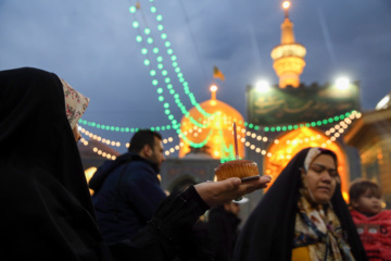 L'ambiance du sanctuaire de l'Imam Reza (P) à la veille de l’anniversaire de la bienheureuse naissance du très vénéré Imam Ali (P)