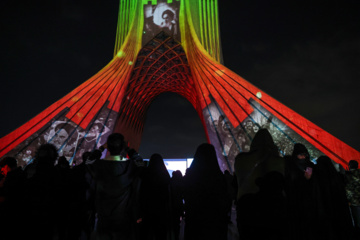 La tour Azadi de Téhéran brille à l'occasion de l'anniversaire de la révolution islamique