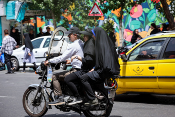 نوبت دوم آزمون سراسری ۱۴۰۳- انتظار خانواده ها در محوطه دانشکده اقتصاد دانشگاه تهران