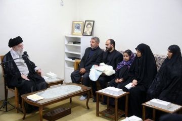 La rencontre des familles des récents martyrs de la DCA iranienne le Leader de la RII