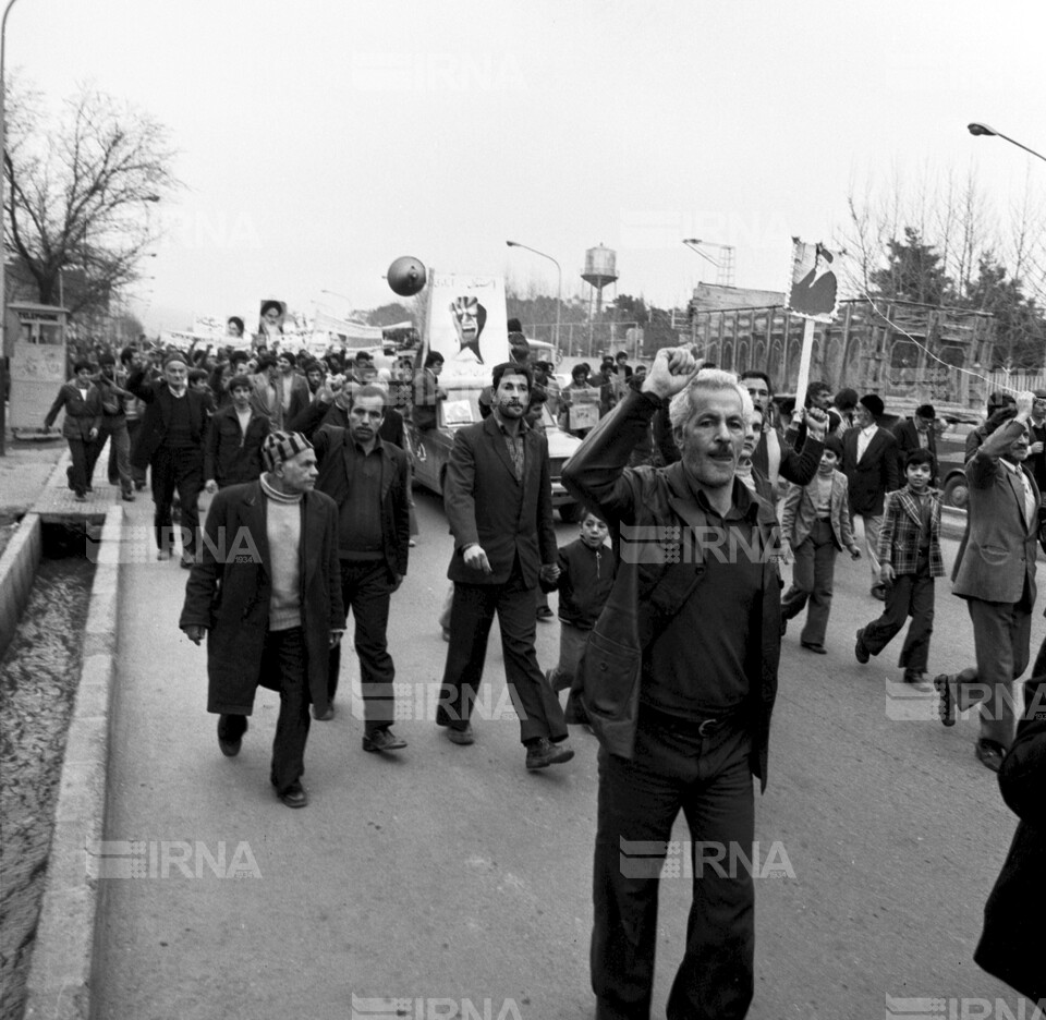 راهپیمایی مردم تهران برای پشتیبانی از دولت مهندس بازرگان