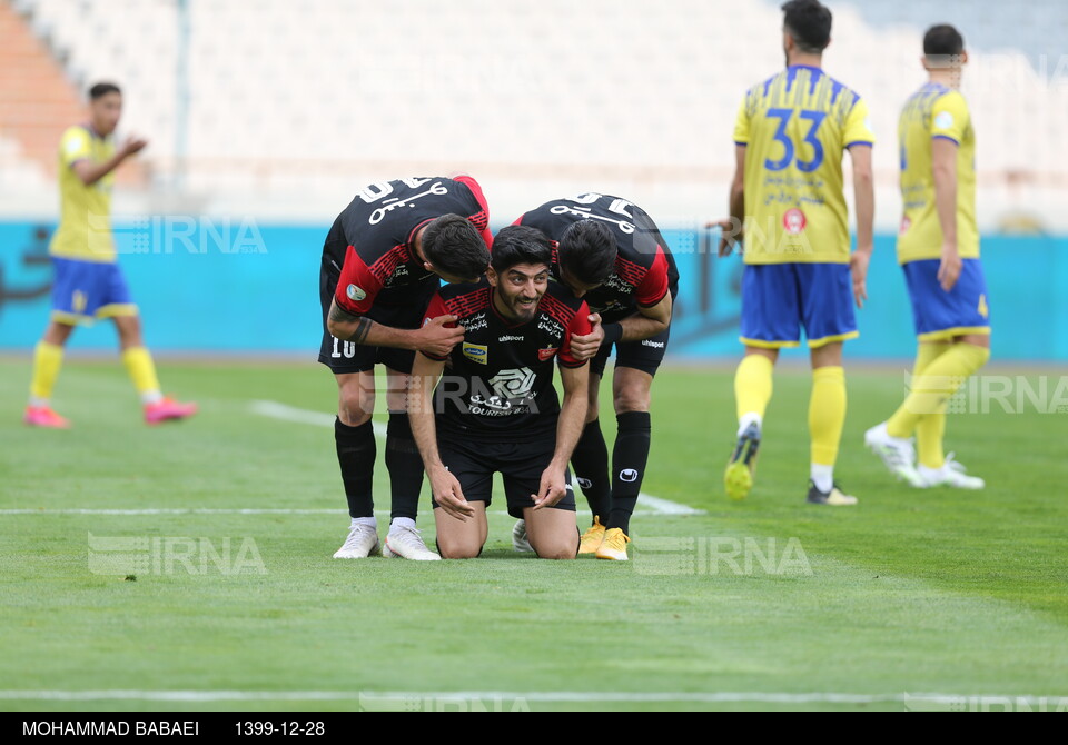 دیدار تیم های فوتبال پرسپولیس و نفت مسجد سلیمان