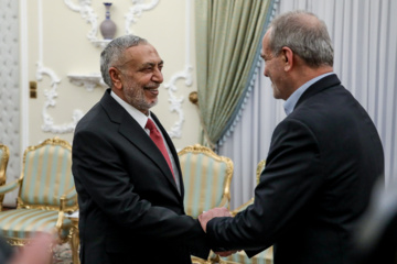 Le président du Parlement irakien, Mahmoud Al-Mashhadani, a rencontré ce lundi après-midi 3 février 2025 (15 Bahman 1403) le président iranien, Masoud Pezeshkian, pour des discussions et des échanges bilatéraux. (Mohammad Mahdi Pourarabe-IRNA)