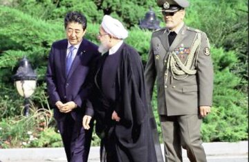 ژاپن تایمز: سفر روحانی به توکیو فرصتی برای کاهش تنش‌ها است