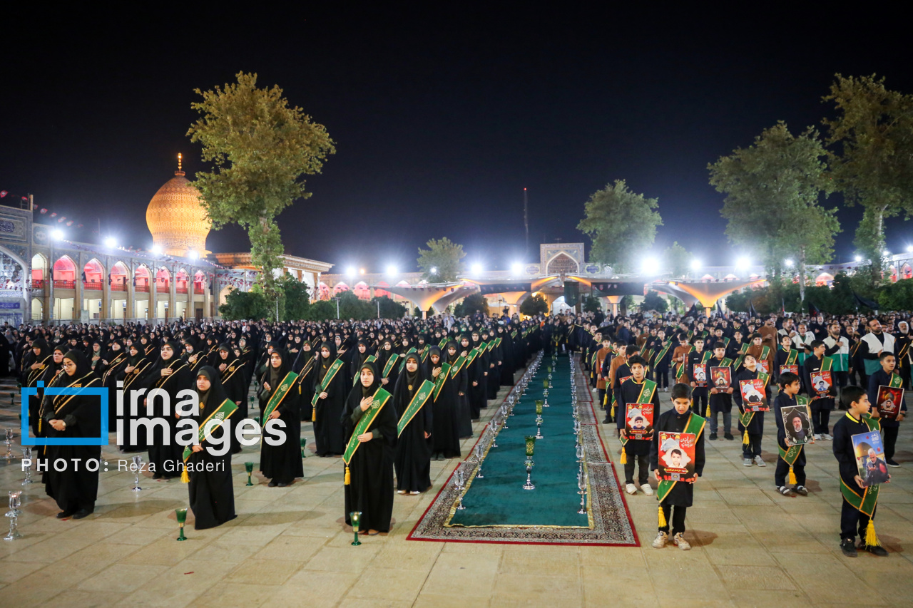 آیین لاله گردانی خادمان حرم شاهچراغ در شهادت امام رضا (ع)