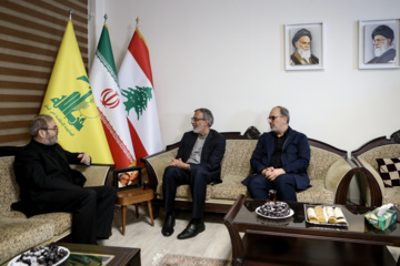 La cérémonie de condoléances pour le martyre de Sayed Hassan Nasrallah (Que sa demeure soit au Paradis) a eu lieu ce lundi 30 septembre 2024 au bureau du Hezbollah libanais  à Téhéran. Photo: Asghar Khamseh