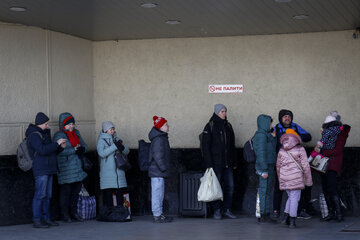 Los residentes de Kiev se refugian en las estaciones de metro