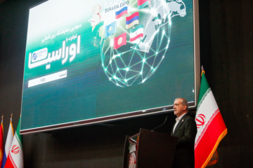 Le président iranien visite l'exposition commerciale internationale avec l'Eurasie