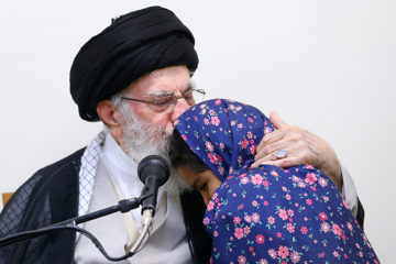 La rencontre des familles des récents martyrs de la DCA iranienne le Leader de la RII