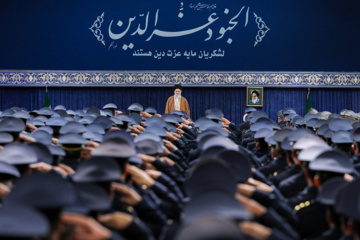 Le Leader de la Révolution islamique, l'Ayatollah Khamenei, reçoit des commandants de l'armée de l'air et de la défense aérienne, le vendredi 7 février 2025. (leader.ir)