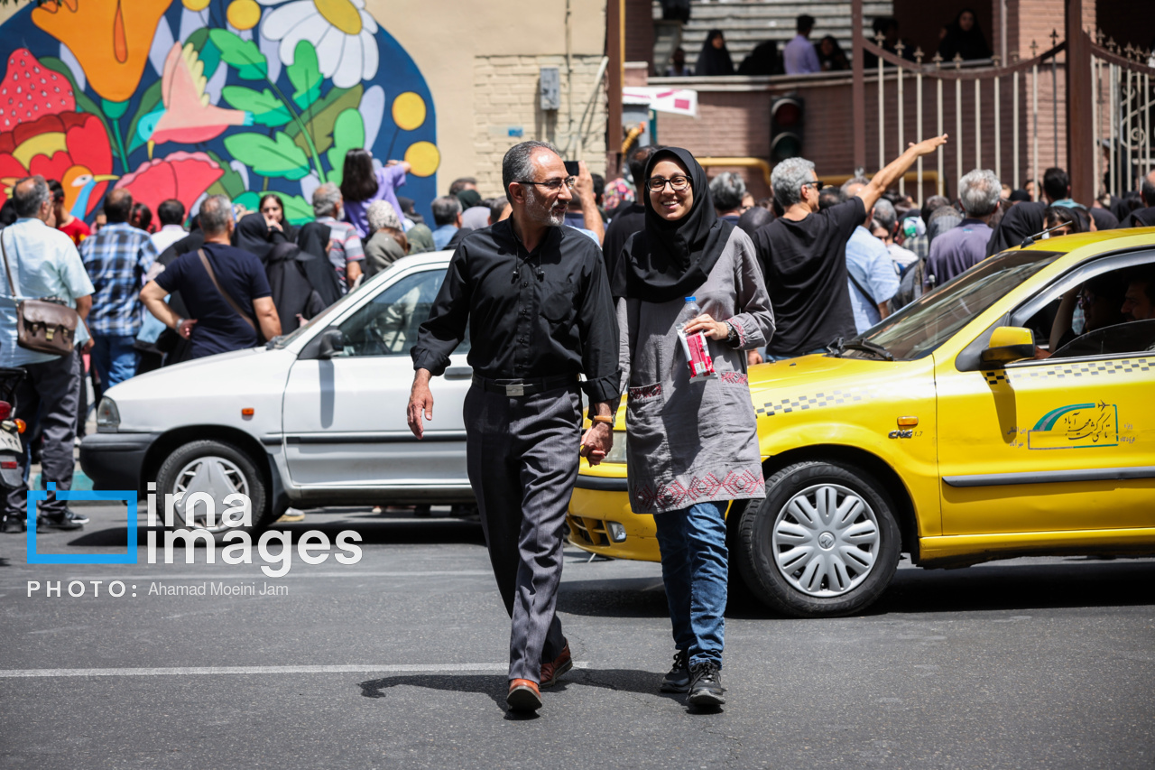 نوبت دوم آزمون سراسری ۱۴۰۳- انتظار خانواده ها در محوطه دانشکده اقتصاد دانشگاه تهران