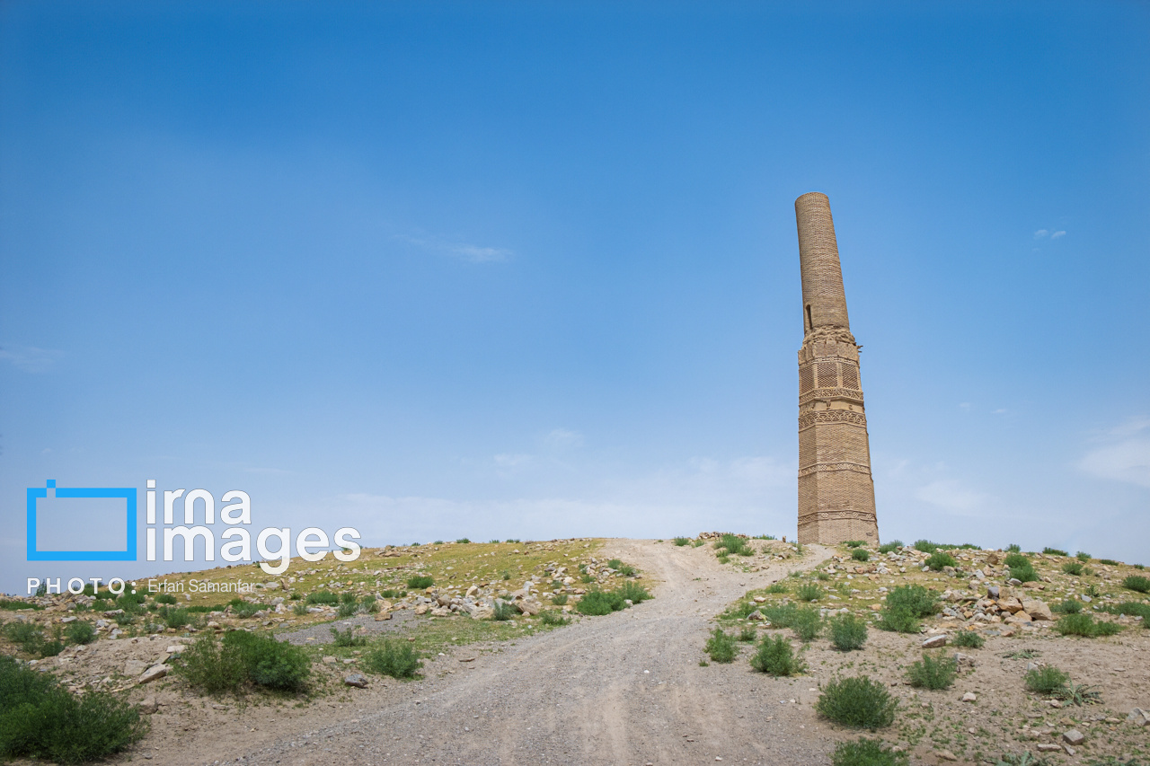 گردشگری در خراسان رضوی، میل کرات تایباد (برج پیزای ایران)