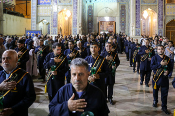 آیین لاله گردانی خادمان حرم شاهچراغ در شهادت امام رضا (ع)