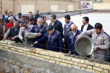 Le Président Pezeshkian participe à la construction d'une école