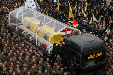 En images : les temps forts des funérailles des martyrs Nasrallah et Safieddine