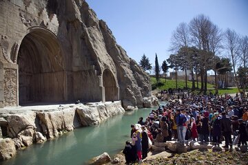 چشمه‌ آب، طاق‌بستان را تهدید نمی‌کند