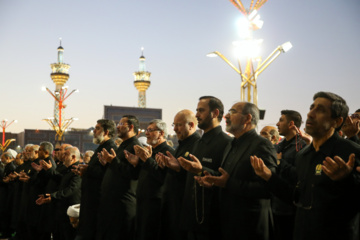 La cérémonie de commémoration du triste anniversaire du martyre de l'Imam Ali Ibn Mussa al-Reza (béni soit-il) a eu lieu mardi soir (3 septembre 2024) à Machhad en présence des serviteurs, des pèlerins et des personnes en deuil du 8ème Imam, l'Imam Reza, (Que le Salut de Dieu soit sur lui et sur sa descendance), à la Cour du Grand Prophète de son saint sanctuaire au nord-est de l’Iran. Photo : Mohsen Bakhshandeh