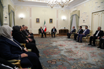 Le président du Parlement irakien, Mahmoud Al-Mashhadani, a rencontré ce lundi après-midi 3 février 2025 (15 Bahman 1403) le président iranien, Masoud Pezeshkian, pour des discussions et des échanges bilatéraux. (Mohammad Mahdi Pourarabe-IRNA)