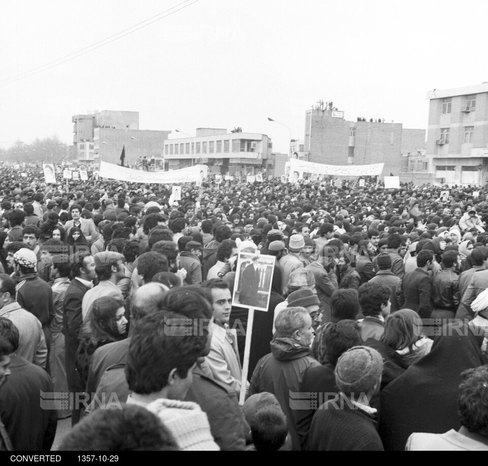 مروری بر روزهای انقلاب - راهپیمایی مردم در روز اربعین 29 دی 1357